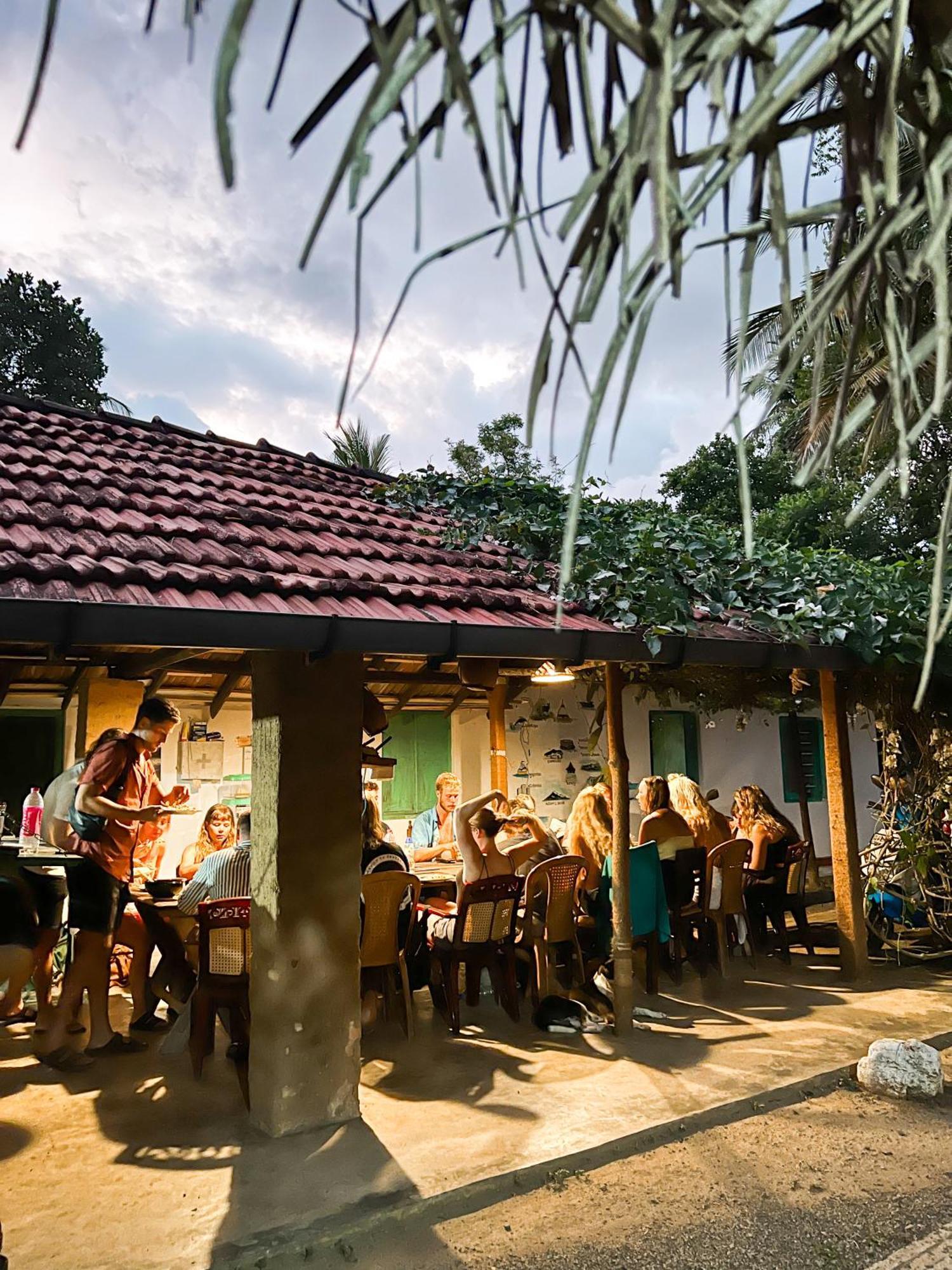 Lazy Monkey Surfhostel - Sri Lanka 迪克韦勒 外观 照片